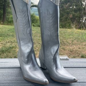 Silver cowboy boots (zipper on the side)